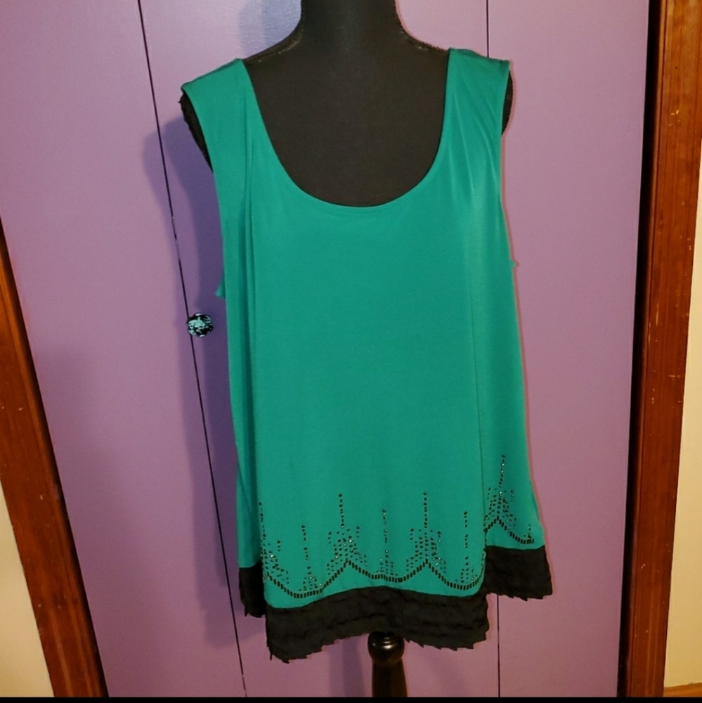 Daisy Fuentes green dressy tanktop w/ black detail